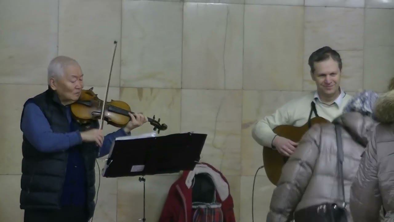 Музыка в метро, Курский вокзал. Сергей Олегович и товарищ! Гитара и скрипка. 02.03.2024 смотреть онлайн