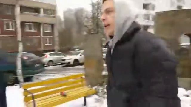 На аллее в 11 микрорайоне зимой меняют бордюр и кладут плитку смотреть онлайн