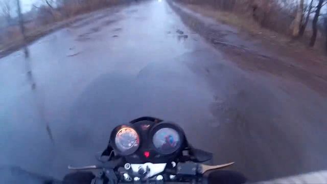 Мотоциклист с баяном баянит по ямам смотреть онлайн