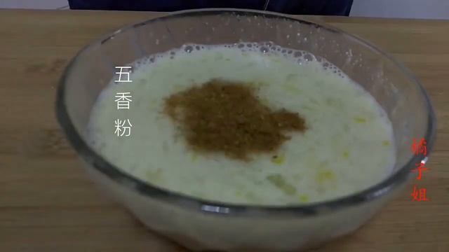 橘子姐美食 | 莲藕别再炒着吃了，把它做成小零食，酥脆掉渣，香酥可口，比薯片好吃太多了。 смотреть онлайн