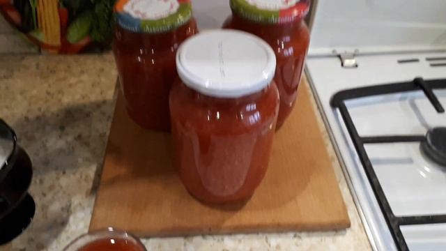 Домашний томатный сок.Пьем только свой. Homemade tomato juice. We only drink our own juice. смотреть онлайн
