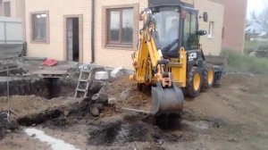 Мини экскаватор погрузчик JCB 1СХ копает котлован. Часть1