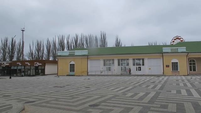 Привокзальную площадь Феодосии почти всю уже спрятали под плитку смотреть онлайн
