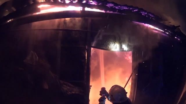 Глазами МЧС_ ночной пожар в деревянном доме смотреть онлайн