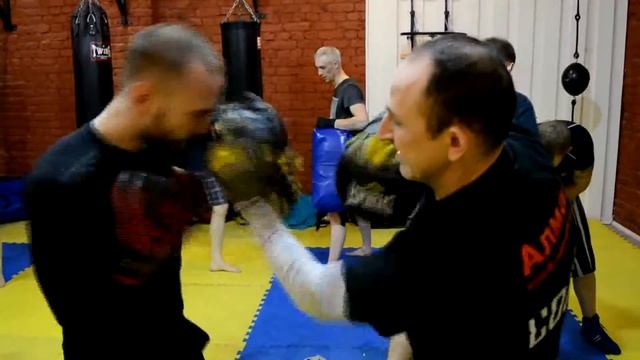 Бокс, лапы скоростная работа... смотреть онлайн