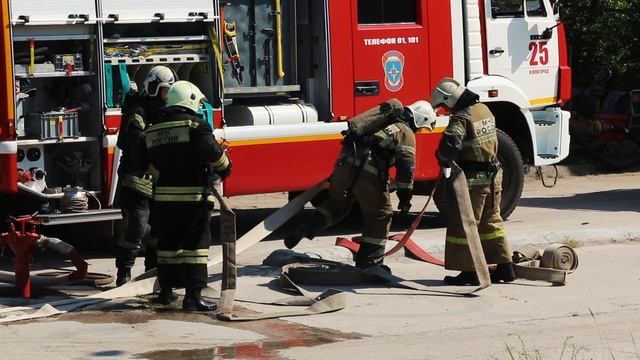 ТУШЕНИЕ УСЛОВНОГО ПОЖАРА НА НЕФТЕБАЗЕ смотреть онлайн