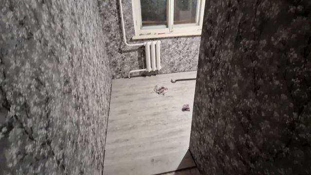 Клеим обои и укладываем ламинат Своими Руками Как клеить обои и стелить подложку Быстро за 2 часа смотреть онлайн