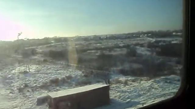 Вид из окна пригородного поезда на окрестности города Туринск и мост через реку Тура смотреть онлайн