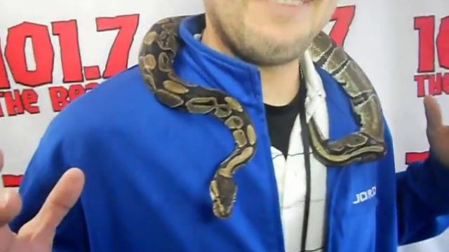 Fredo On The Radio Snaking Around 101 7 The Beach смотреть онлайн