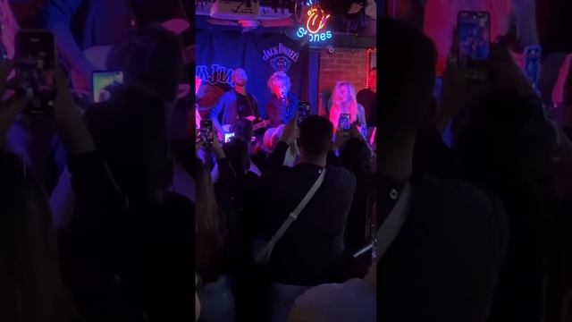 When you walk into a pub and the cover band starts playing your song смотреть онлайн