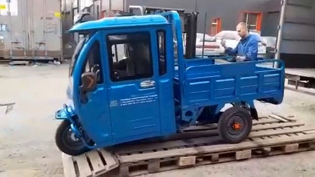 Грузовой электротрицикл с кабиной едет в регион. Отправка напрямую клиенту грузового электроскутера смотреть онлайн