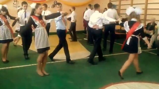 Танец выпускников 9 и 11 классов. Евгащинская школа. Омская область.25.05.2016 смотреть онлайн
