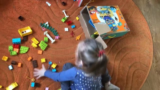 Попугай с детьми. Играют. смотреть онлайн