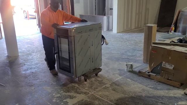 Залили полы эпоксидкой и привезли оборудование на кухню. смотреть онлайн