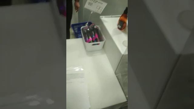 продавцам закон не писан, главное принудить надеть тряпку на лицо...