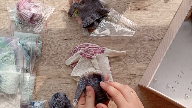 Много одежды для кукол / Вязаные наряды для кукол смотреть онлайн