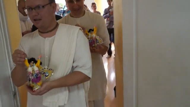 День явления Божеств смотреть онлайн