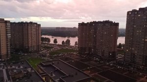 Вид на Клязьминское водохранилище и взлетает Boeing 777 из Шереметьево