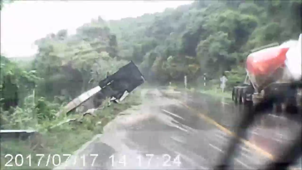 Цементовоз занесло на мокром асфальте смотреть онлайн