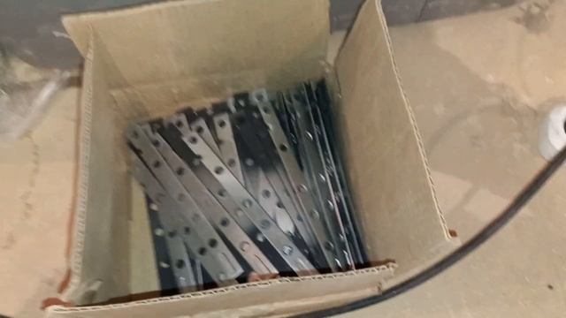 Рабочий момент: отделка потолков кровли в бане планкеном из лиственницы. смотреть онлайн