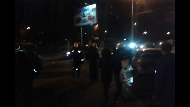 При лобовом столкновении пожилой водитель вылетел в окно машины смотреть онлайн