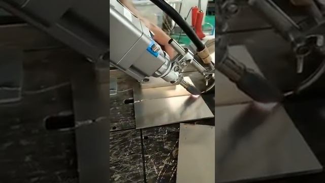 Ручной аппарат для лазерной сварки с автоматической подачей проволока 4 смотреть онлайн