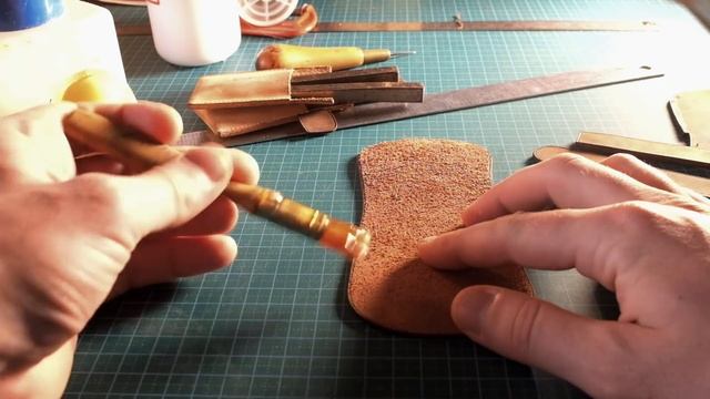 How to Make a Horseshoe Coin Case/box stitch/corner stitch/Leather craft tutorial смотреть онлайн
