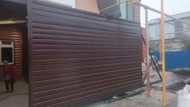 Автоматические откатные ворота из металлосайдинга от ЕМПК смотреть онлайн