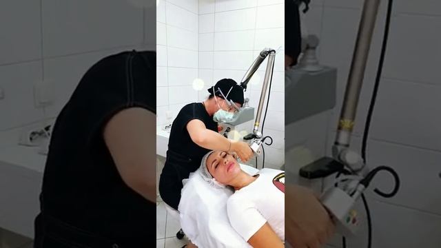 Лазерное омоложение SmartXide Co2 в Le Bar Clinic смотреть онлайн