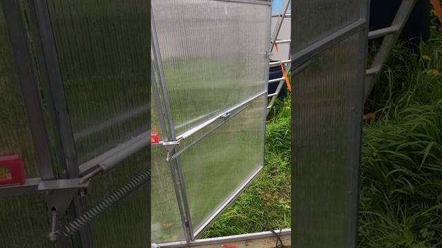 Работа термопривода Русич при ветре (автомат для открывания дверей и форточек теплицы) смотреть онлайн