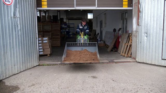 Мини-погрузчик FRONTMEN. Транспортировка песка смотреть онлайн