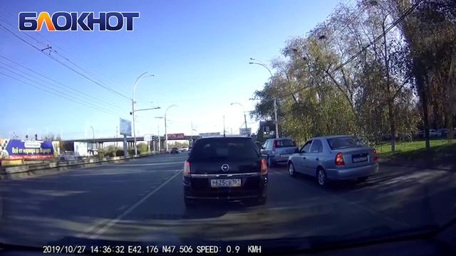 Водитель ВАЗ-2110 проехал через две сплошные по встречной полосе на Морской смотреть онлайн