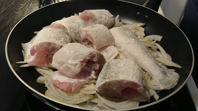 Как пожарить сочного и нежного судака с луком на сковороде. смотреть онлайн