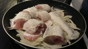 Как пожарить сочного и нежного судака с луком на сковороде.