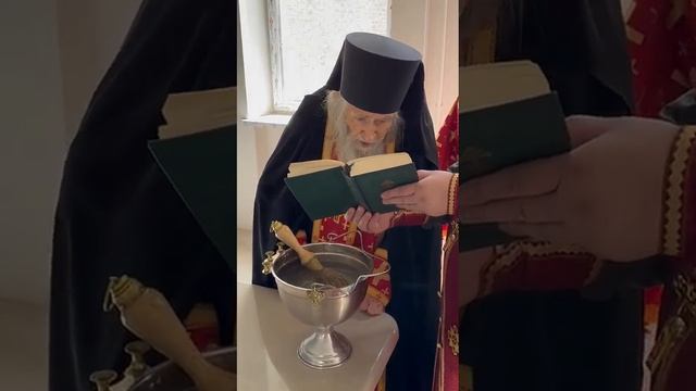 СТАРЕЦ ИЛИЙ МОЛИТСЯ