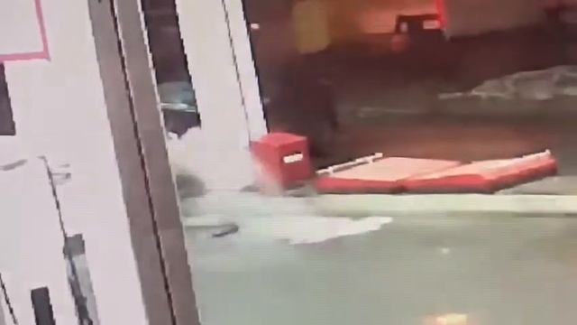 Джигит врезался в колонку на АЗС на МКАДе смотреть онлайн