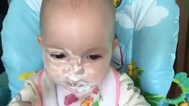 Немножко испачкалась. Как накормить малыша. Смешные малыши. смотреть онлайн