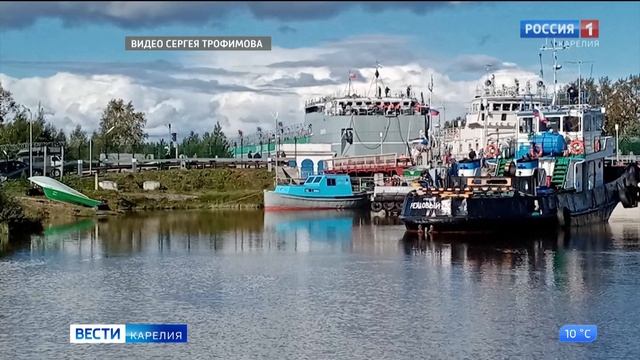 В Беломорско-Балтийский канал вошел плавучий док «Свияга» смотреть онлайн