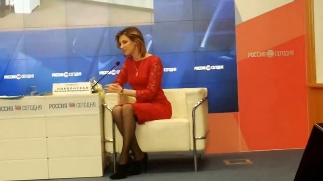Прокурор Крыма Поклонская поменяла форму на красном платье смотреть онлайн