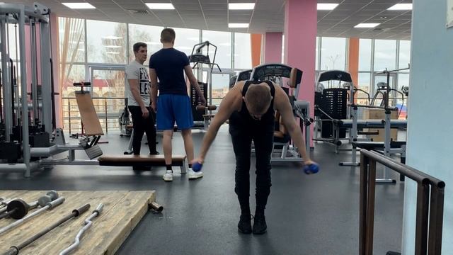 Разведение гантелей в наклоне стоя смотреть онлайн