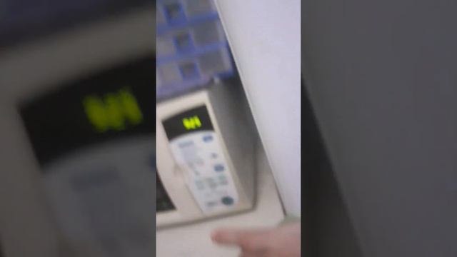 Как просто водой оттереть холодильник и микроволновку. Гринвэй смотреть онлайн