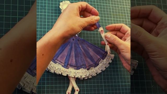 Невероятная бумажная кукла. Она двигается! смотреть онлайн