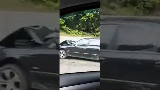 BMW врезался в дорожное ограждение на кемеровском шоссе смотреть онлайн