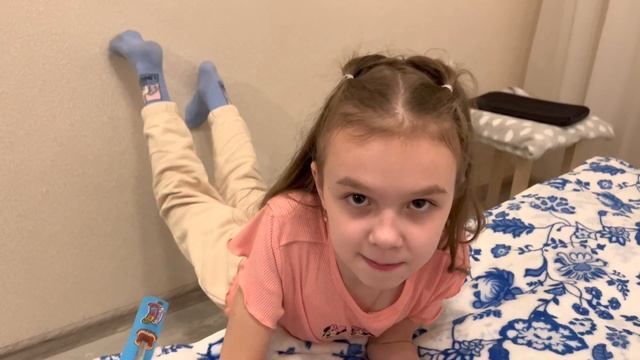 ВЛОГ На улице ВЕСНАА! Бархатная трава? Мальчики дарят подарочки! Купили куртку и сапоги! смотреть онлайн