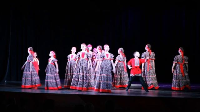 Русский танец хоровод "За тихой рекою" ансамбля "Соловей" на отчетном концерте школы Tropicana Danc смотреть онлайн