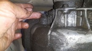 Вот где находится пробка уровня масла МКПП.Опель Вектра а 1.6