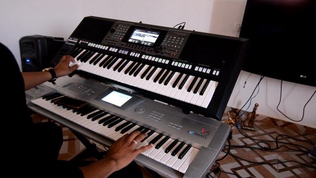 YAMAHA 3000 AND KORG TRINITY V3🎼🎶🎹 смотреть онлайн