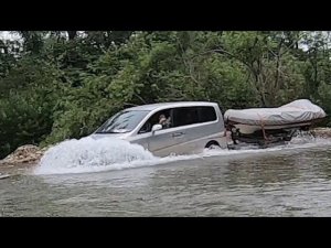 Honda stepwgn с прицепом преодолевает броды.