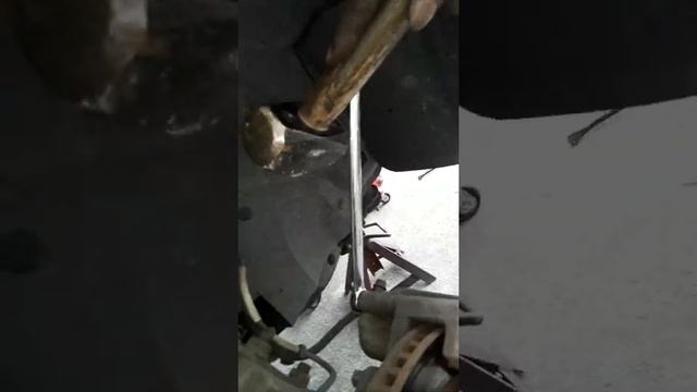 2005 Saturn Vue brake replacement. Part 1 смотреть онлайн