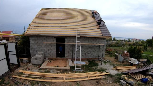 Монтаж крыши из профнастила за 1 минуту . профлист кровля . покрываем крышу профнастилом. Timelaps смотреть онлайн